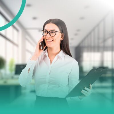 Una doctora que lleva una máscara y guantes se pone los guantes.