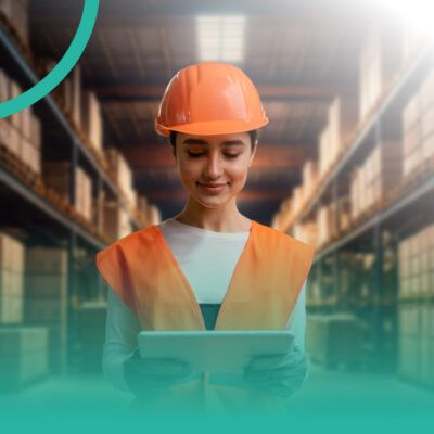 Una mujer con traje sostiene un portapapeles frente a un grupo de personas con máscaras.