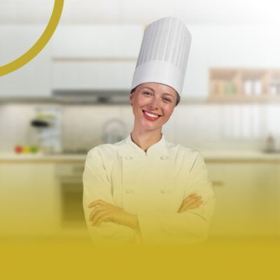 Una doctora que lleva una máscara y guantes se pone los guantes.