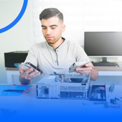 Un grupo de trabajadores de la construcción están parados en un almacén hablando entre ellos.