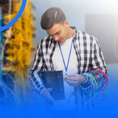 Una mujer con traje sostiene un portapapeles frente a un grupo de personas con máscaras.