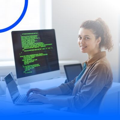 Una doctora que lleva una máscara y guantes se pone los guantes.