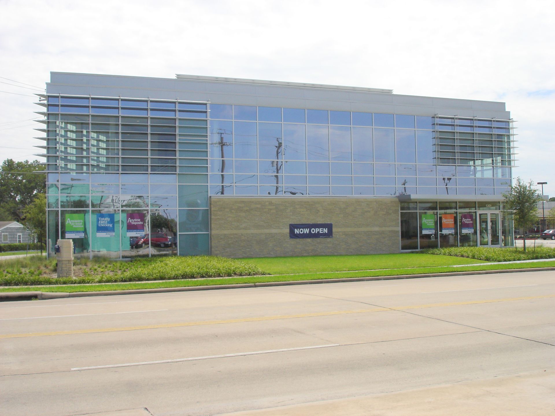 A large building with a lot of windows and a sign that says ' nps ' on it