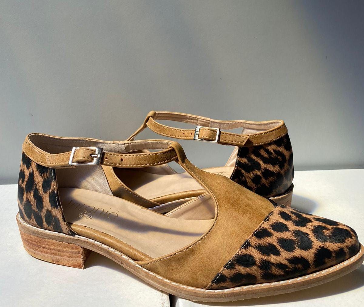 Un par de zapatos con estampado de leopardo.