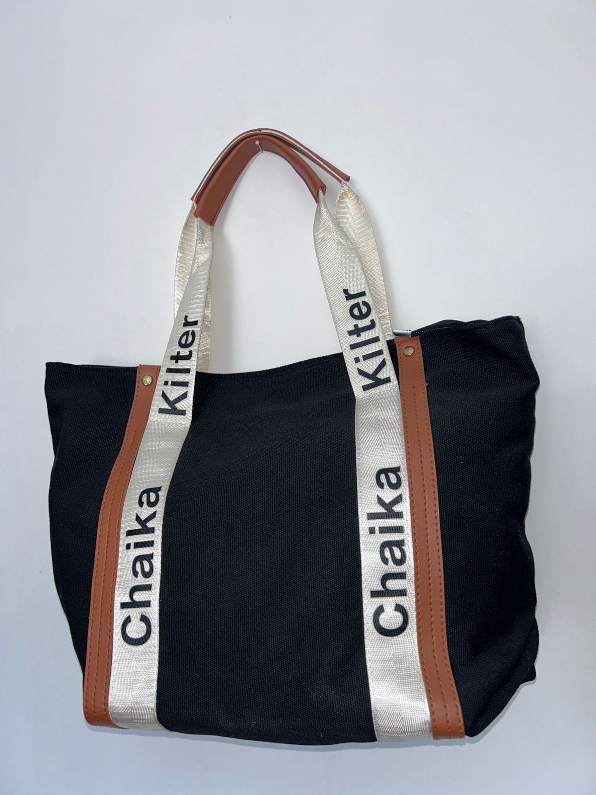 Una bolsa de mano negra con la palabra chaka.