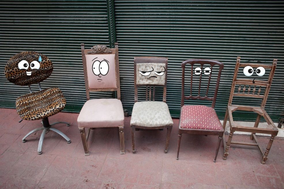 Des chaises dans la rue pour être données, mais potentiellement infestées de puces. 