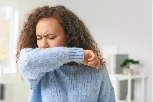 Une femme ayant des problèmes respiratoires suite à une mauvaise utilisation de terre de diatomée contre des insectes