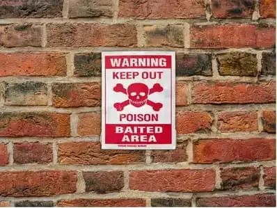 Une affiche de mise en garde concernant l'usage de rodonticides