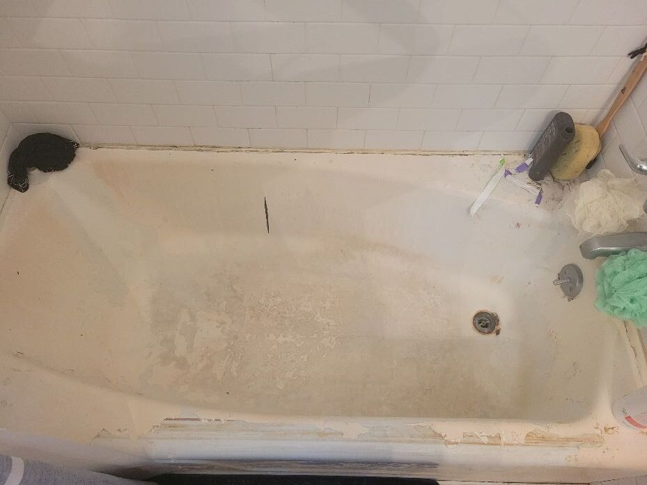 Dirty Bathtub Before — N. Charleston, SC — Surface Specialists