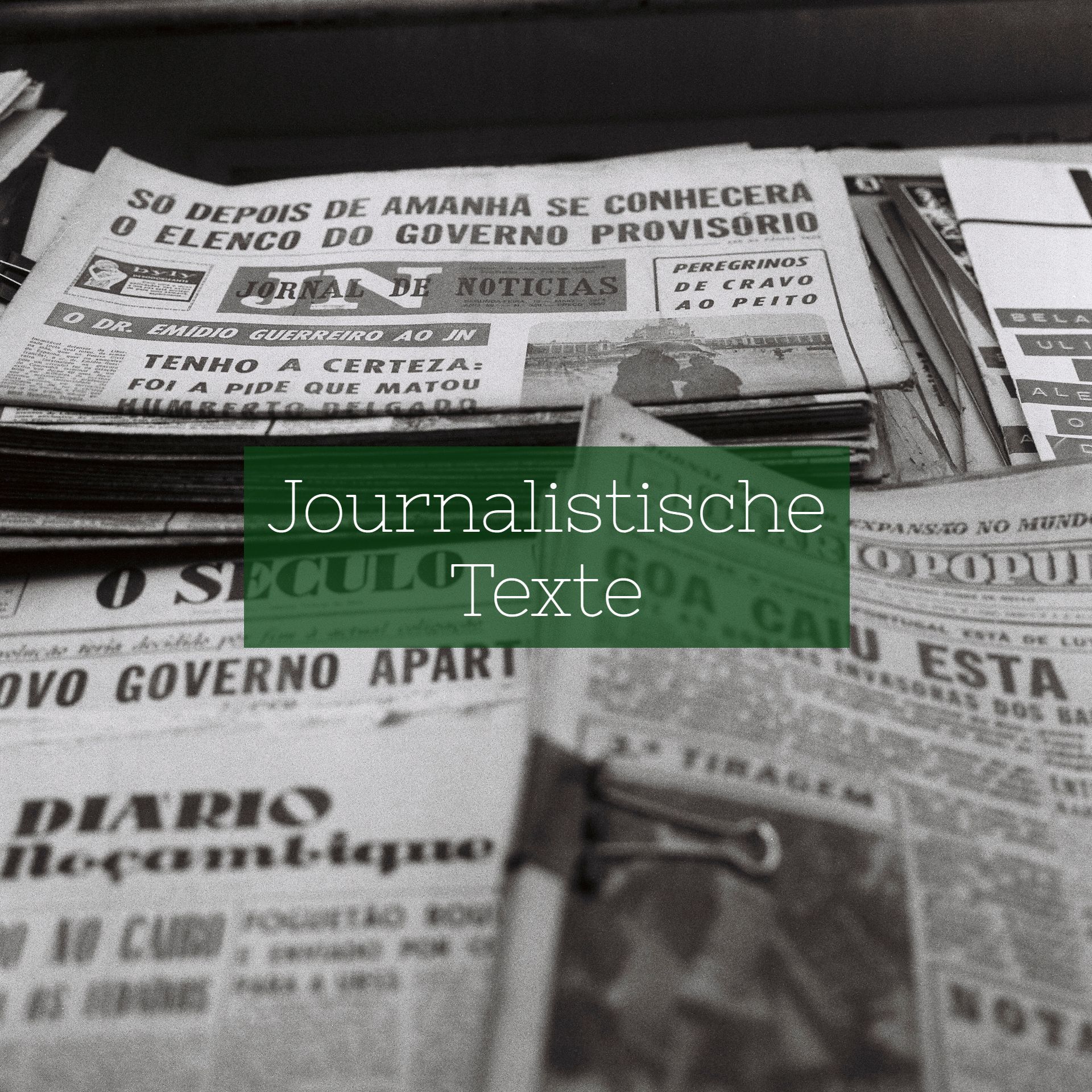 Einige Zeitungen liegen übereinander. Darauf ist ein Textfeld, in dem „Journalistische Texte“ geschrieben steht.