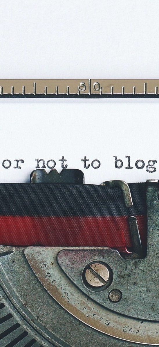 Papier in Schreibmaschine mit dem Satz „To blog or not to blog“ – Symbol für kreative Entscheidungsprozesse und Freude am Schreiben.