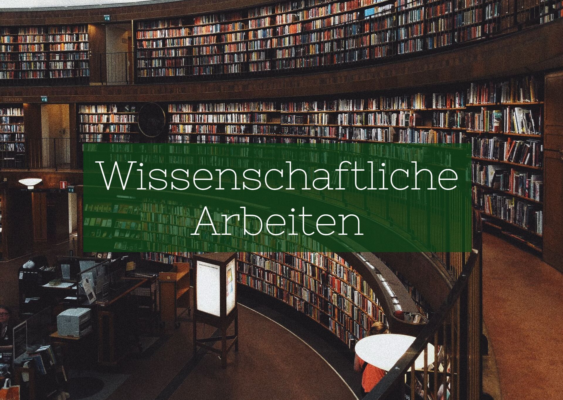 Eine Bibliothek mit Bücherregalen voller Büchern. Darauf ein Textfeld, auf dem „Wissenschaftliche Arbeiten“