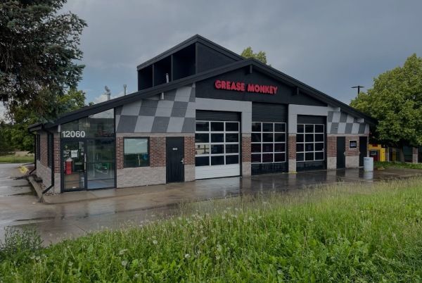 A building with the word grease monkey on it