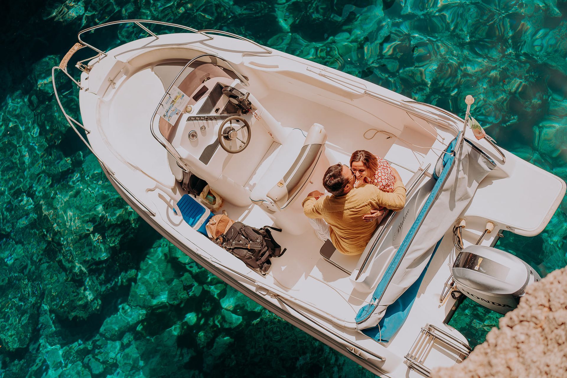 Una coppia è seduta su una barca in acqua.