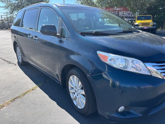 2012 TOYOTA SIENNA AWD