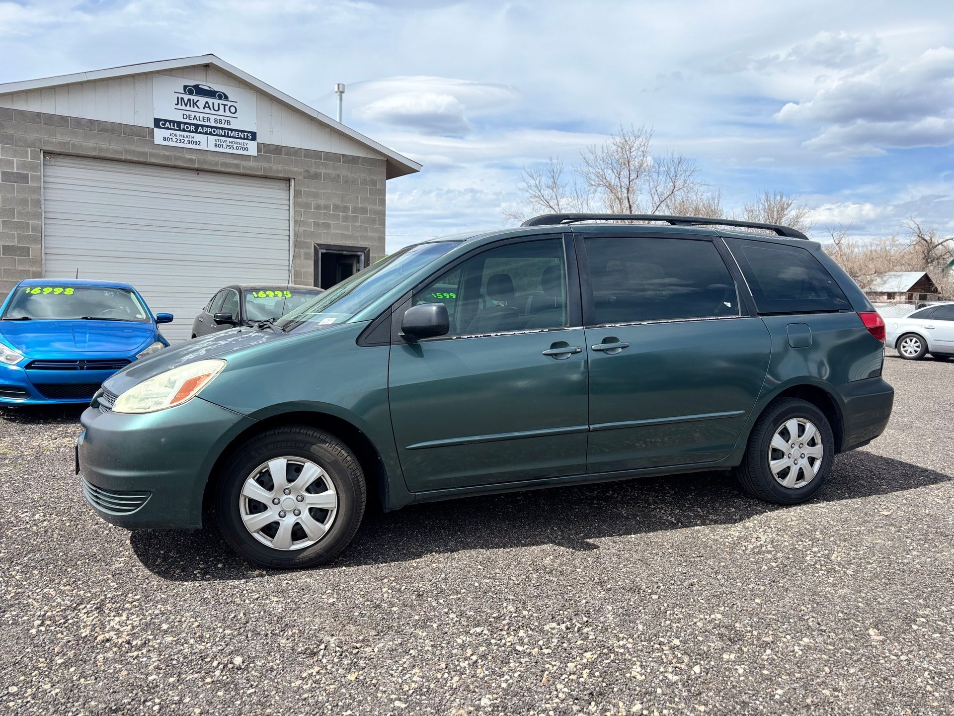 CLEAN TITLE, 3-ROW, LOW MILES.