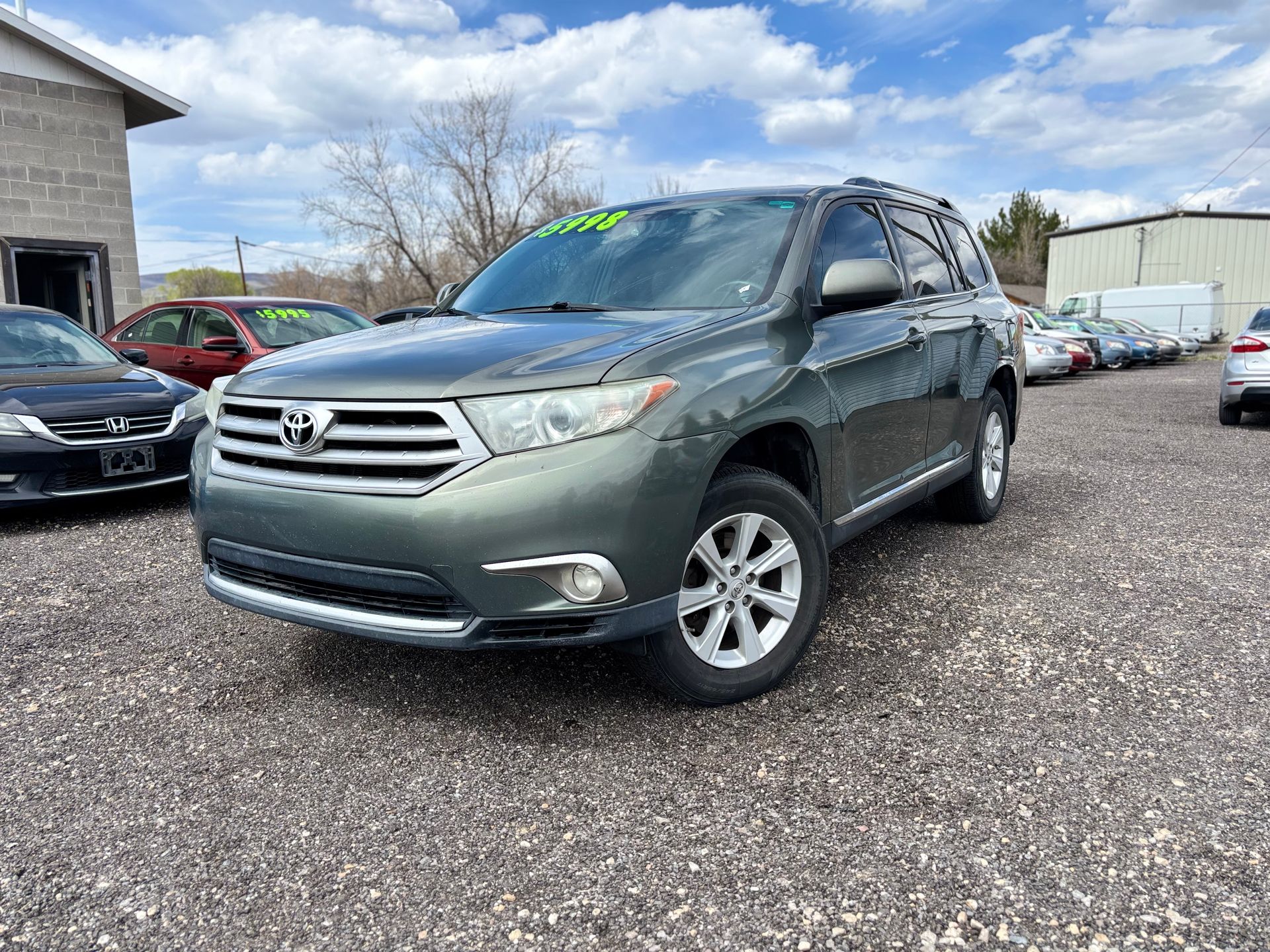 Clean title, 3-row, AWD.