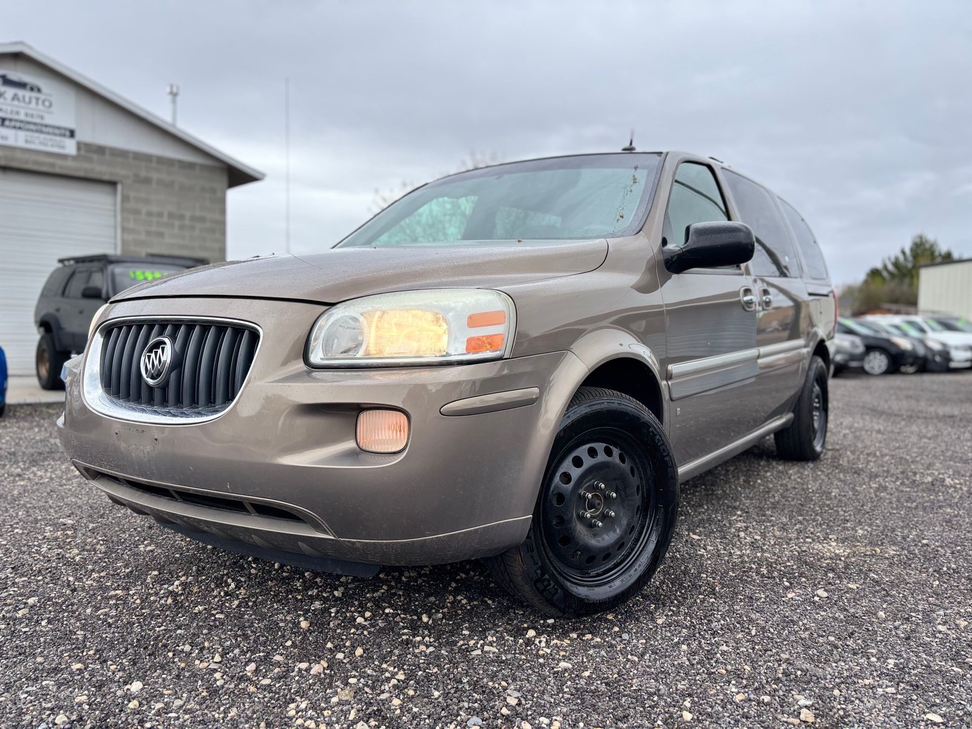 Clean title, V6, great minivan for family use or trave 7 passenger. 