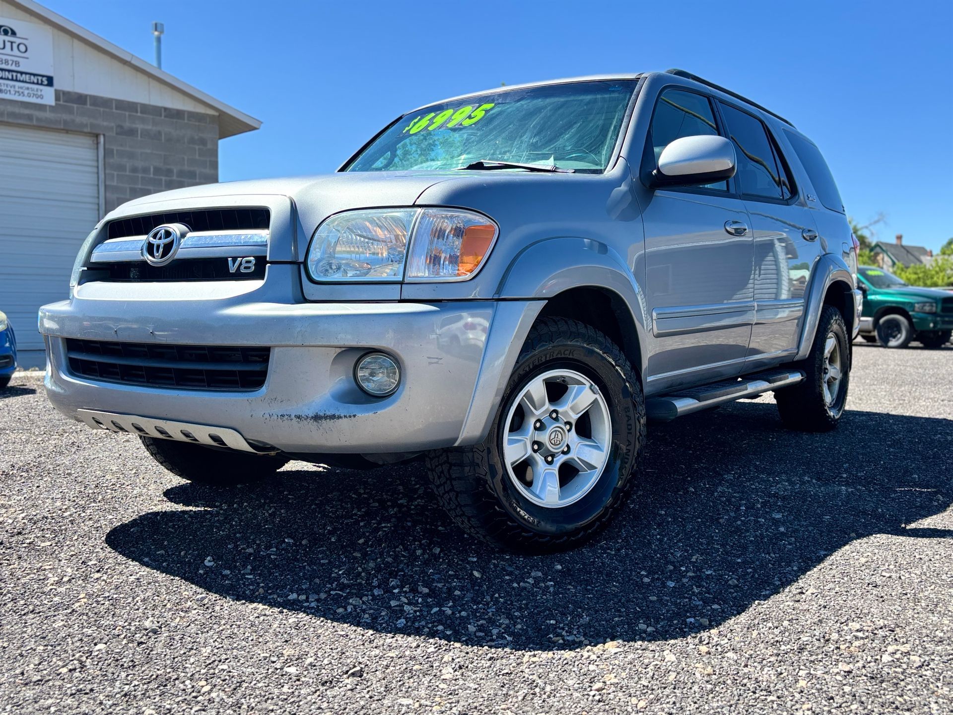 Clan title, 3-row seats, leather seats, sunroof, V8, great family SUV, road trips and comfort.