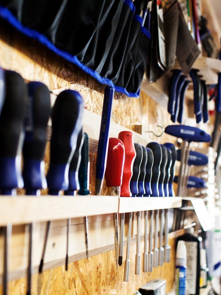 Ein Haufen Schraubendreher sind auf einem Regal aufgereiht