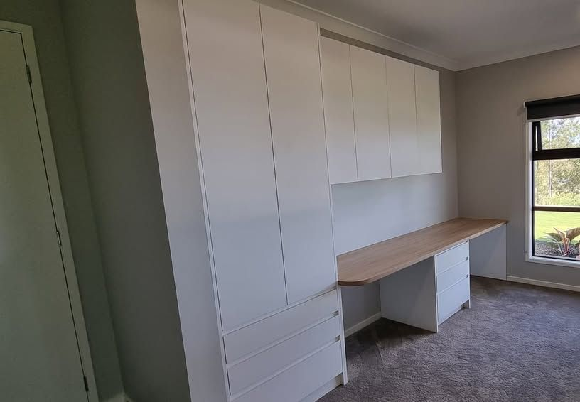 White Built-in Desk With Overhead Cabinets Against a Light Grey Wall — Canelo Cabinetry In Rocklea, QLD