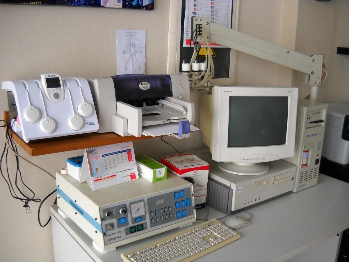 computer e strumenti tecnologici in uno studio medico