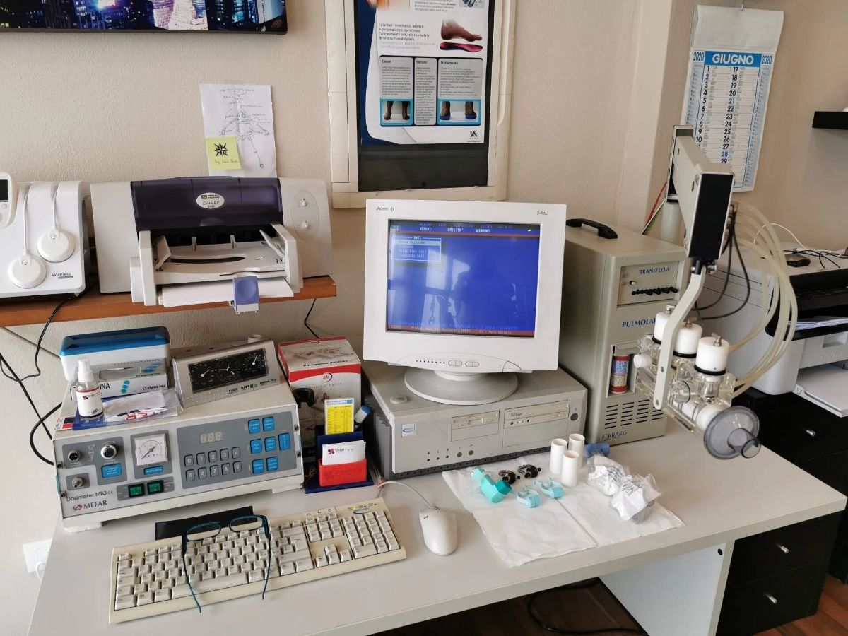 scrivania di uno studio medico con computer