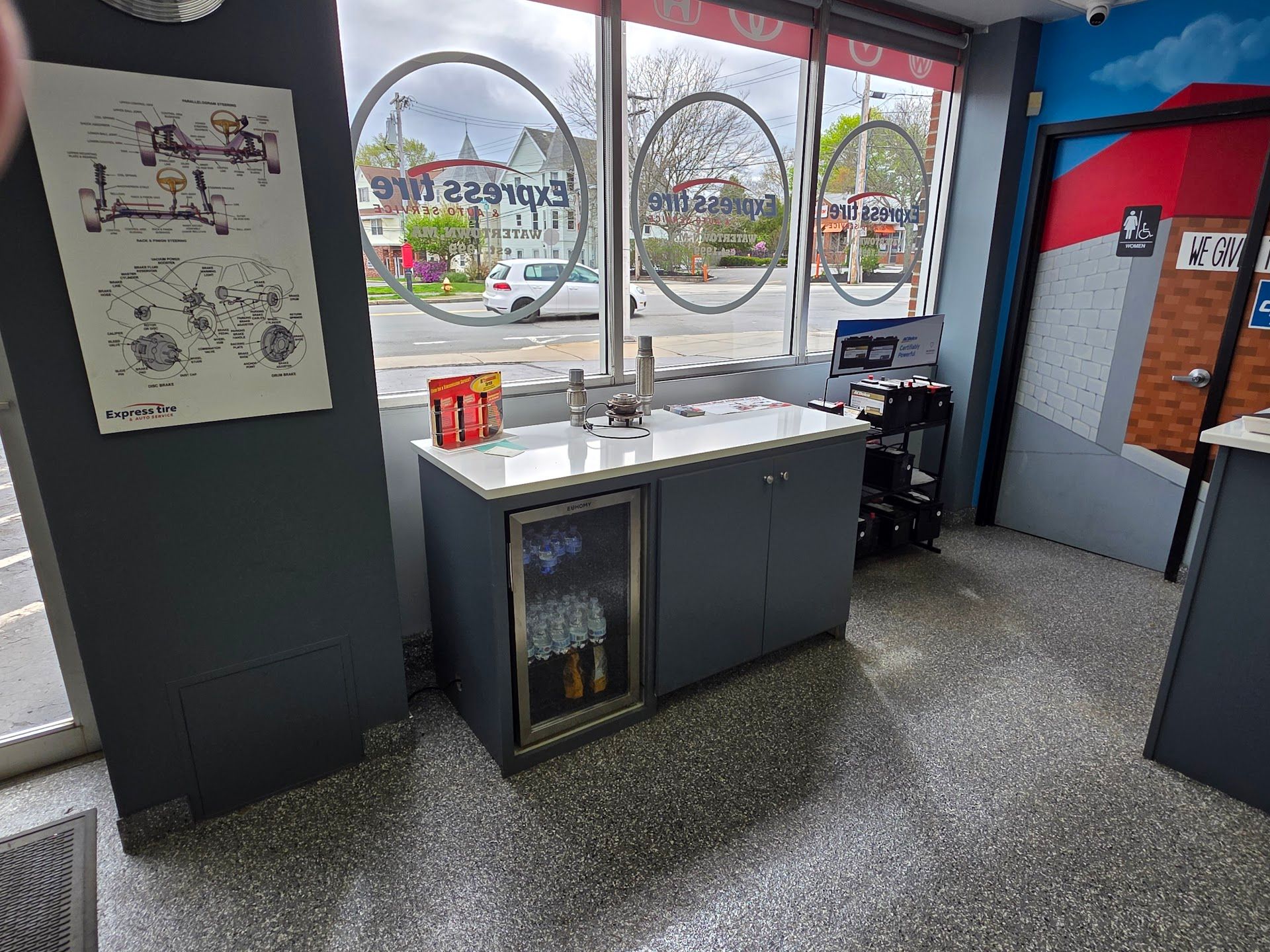 Auto Repair Front Desk And Customer Service Area Interior | Express Tire & Auto Service