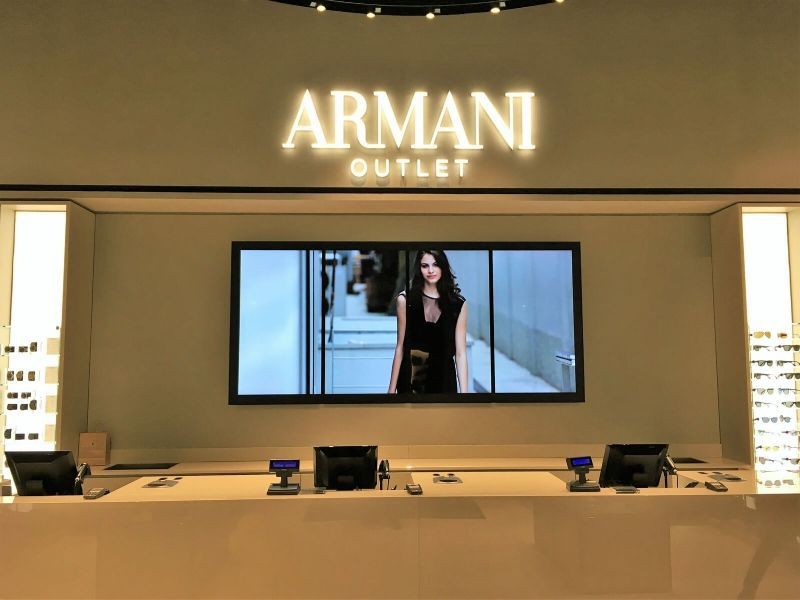 Interno negozio Armani