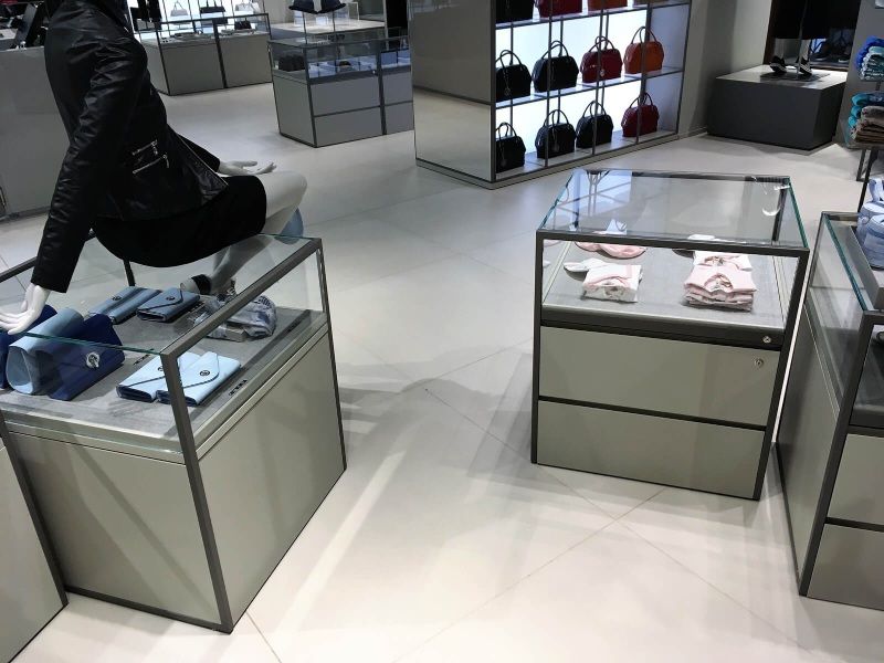 Arredo negozio Armani