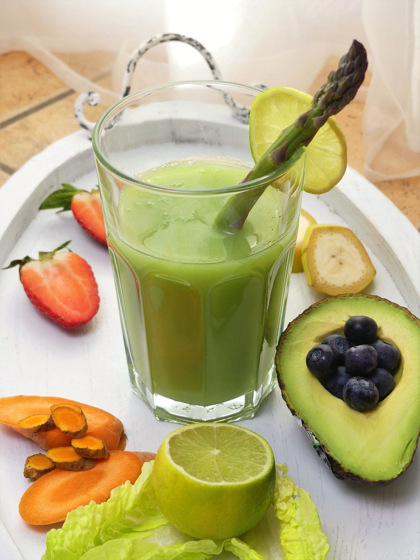 A green smoothie with asparagus and avocado on a tray