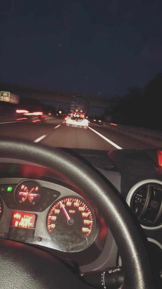 Macchina in autostrada