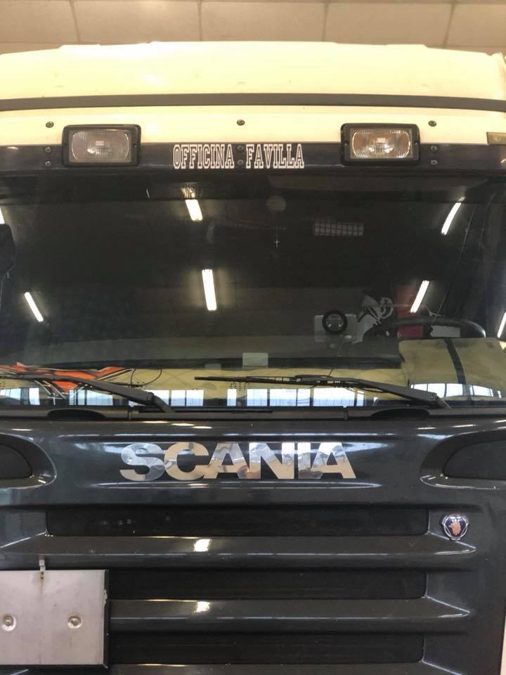 Camion in un'officina