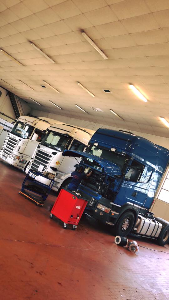 Camion in officina per manutenzione