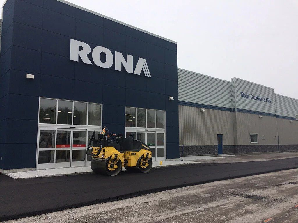 Un magasin rona avec un rouleau devant