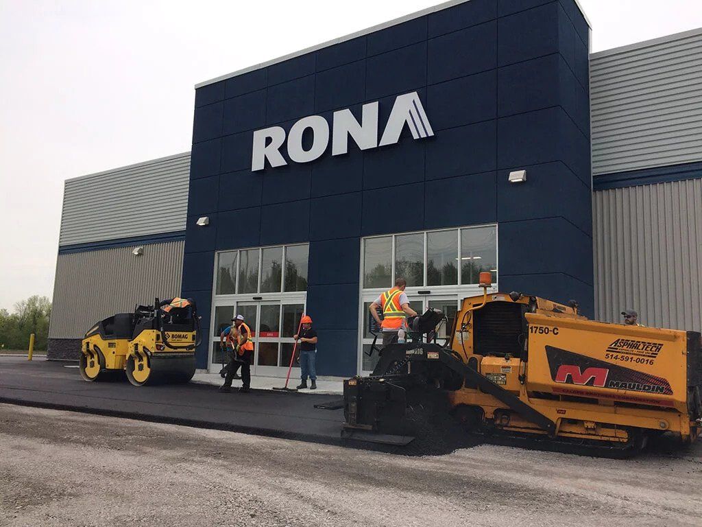 Un groupe de personnes se tient devant un magasin rona.