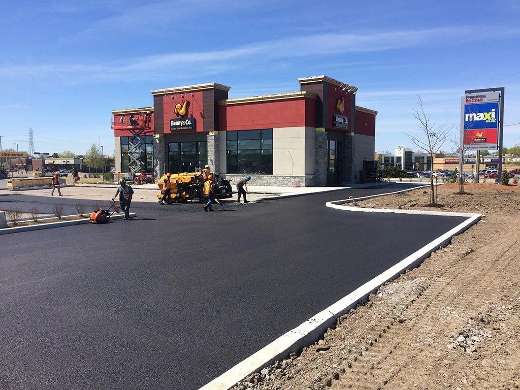 Une allée est en cours de pavage devant un restaurant de restauration rapide.