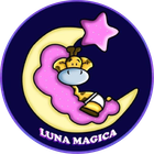 Una cría de jirafa con pañal está acurrucada sobre una luna creciente, con una estrella rosa encima. El logotipo se presenta sobre un fondo azul oscuro y contiene las palabras «Luna Magica».