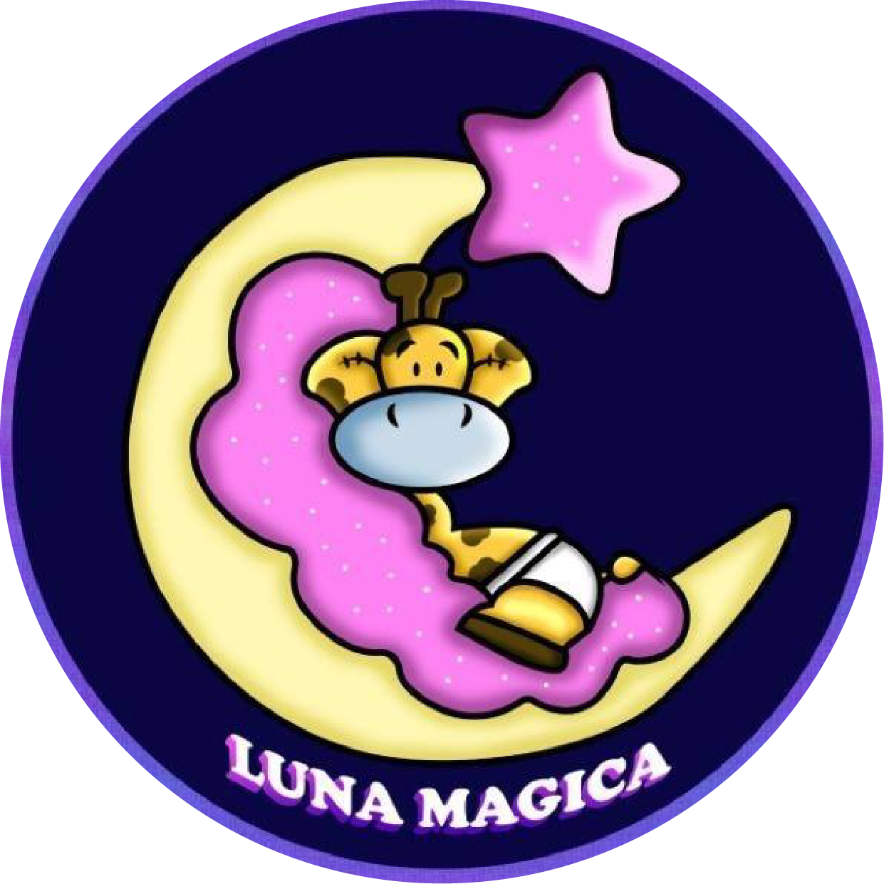 Una cría de jirafa con pañal está acurrucada sobre una luna creciente, con una estrella rosa encima. El logotipo se presenta sobre un fondo azul oscuro y contiene las palabras «Luna Magica».