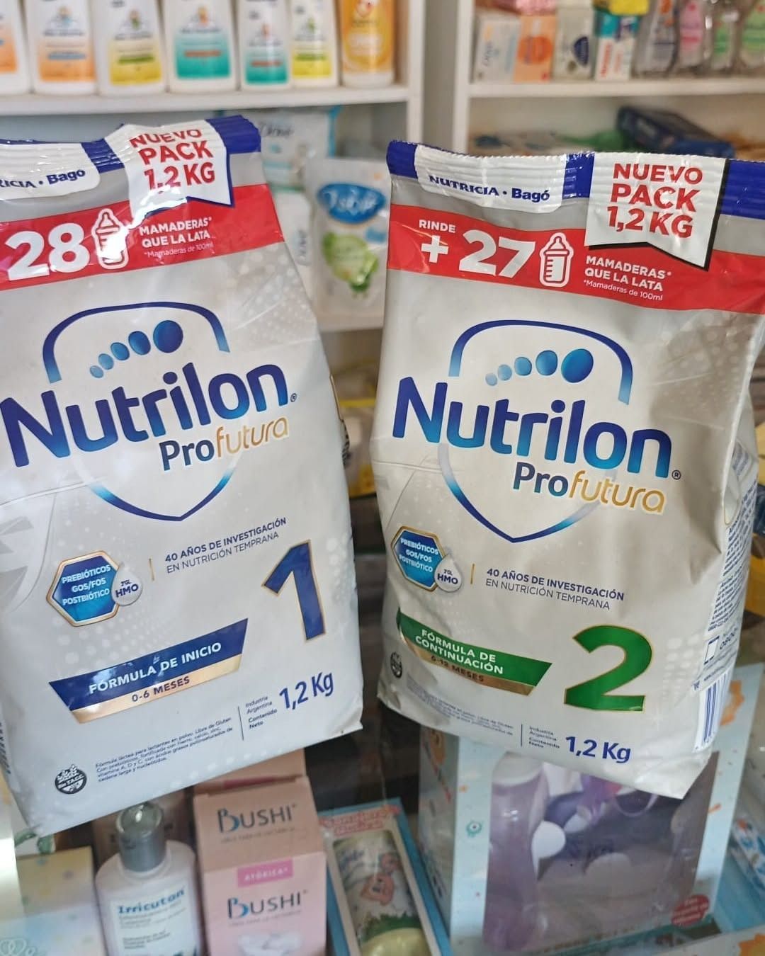 Dos bolsas de fórmula infantil Nutrilon ProFutura, tamaños 1 y 2, con etiquetas 