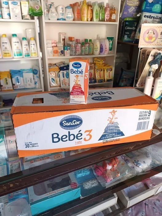 Caja de fórmula Sancor Bebe 3 con una sola caja encima, en un entorno de tienda.