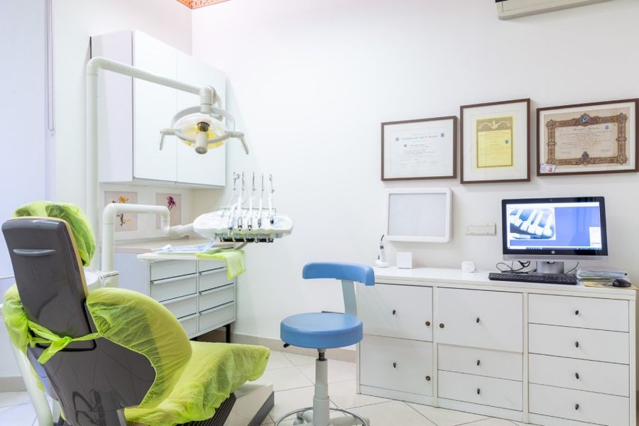 sala di uno studio odontoiatrico con attestati appesi