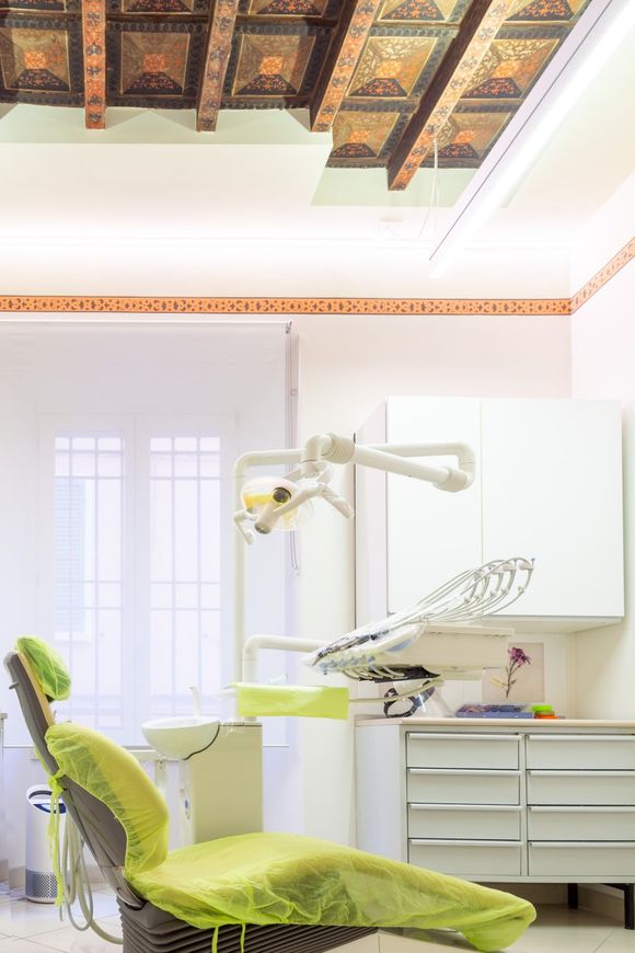 sala di studio dentistico con riunito odontoiatrico