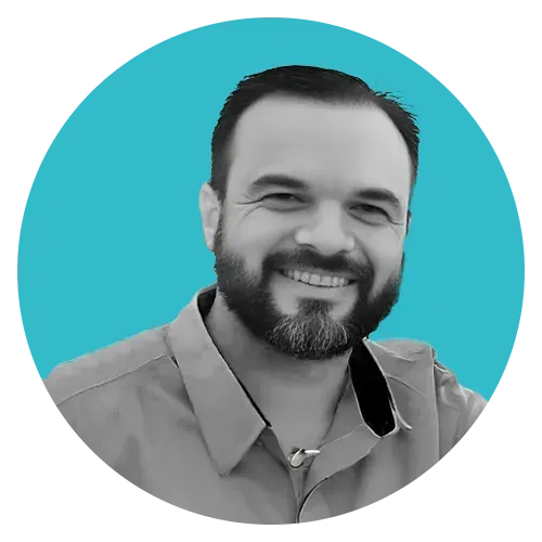 Um homem com barba está sorrindo dentro de um círculo azul.