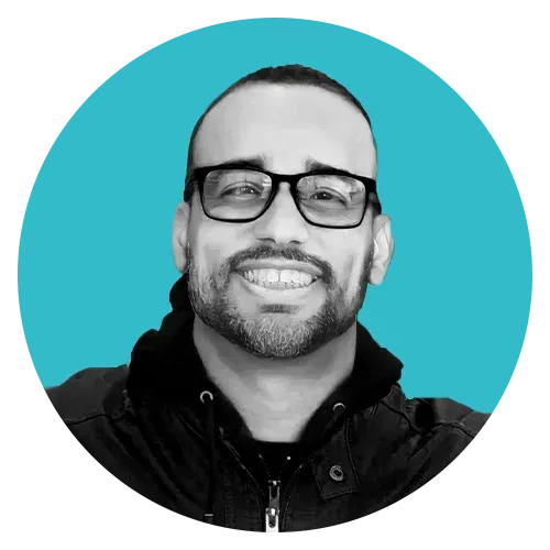 Um homem de óculos e barba está sorrindo dentro de um círculo azul.