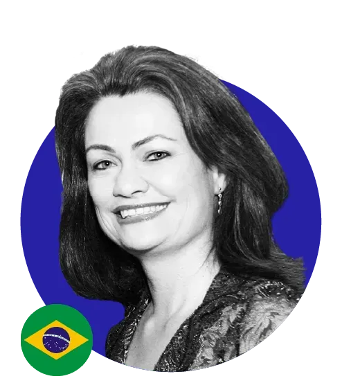 Uma foto em preto e branco de uma mulher com uma bandeira brasileira ao fundo