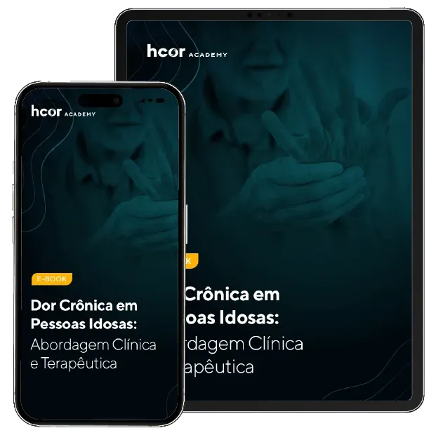 Um tablet e um celular estão um ao lado do outro.