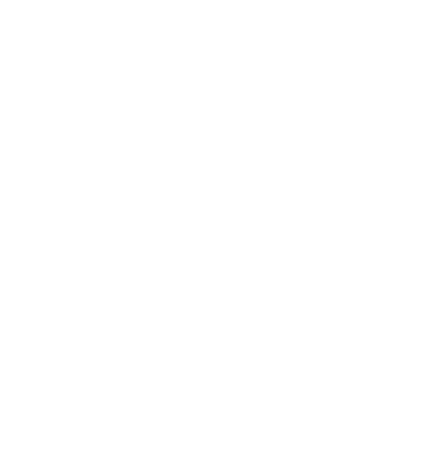 三條整齊折疊的淺色棉質毛巾疊放在乾淨的白色背景上,擺放在木質表面上。