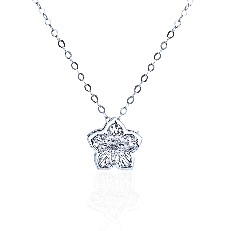一款銀色花朵形狀的吊墜項鍊,搭配精緻的鏈條,鍊子上點綴著透明寶石,背景是白色。