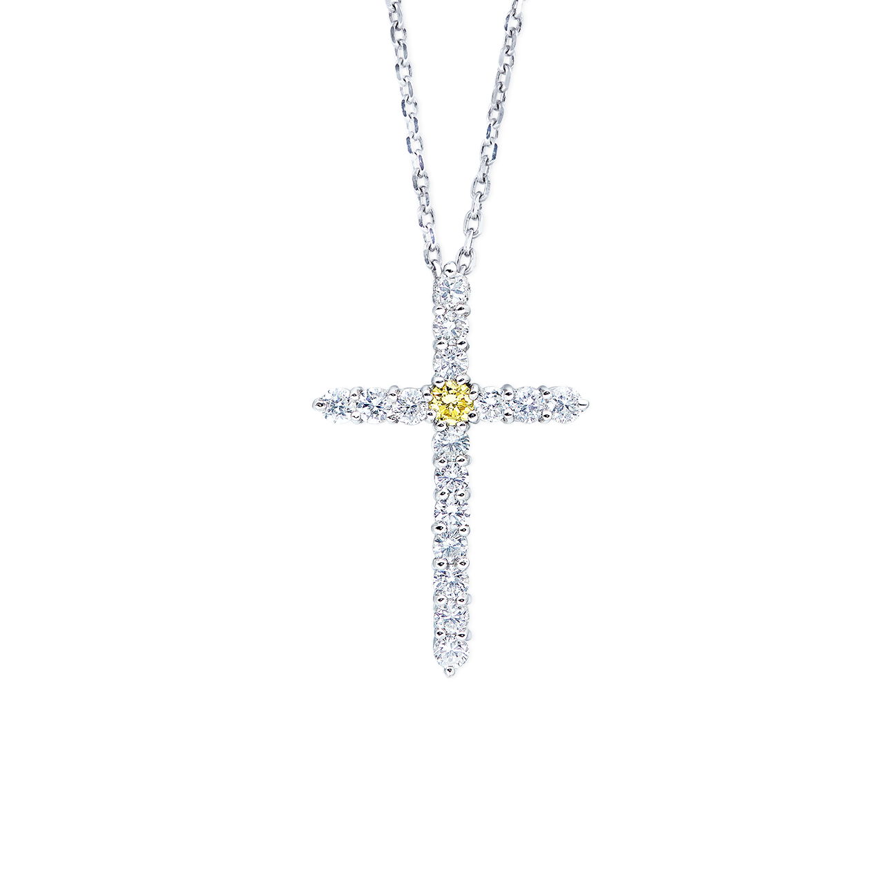 銀鍊上掛著一枚鑽石十字架吊墜,中心鑲嵌一顆黃色鑽石。